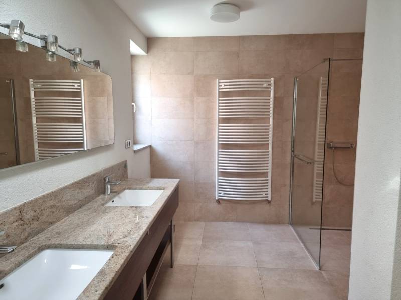 PREDAJ - 3 izbový dom v centre mesta, Nitra - Kúpeľňa v rodinnom dome s veľkým zrkadlom, dvomi umývadlami a sprchou.