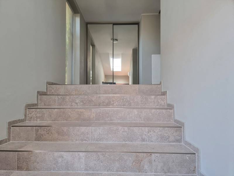 PREDAJ - 3 izbový dom v centre mesta, Nitra - Schodisko s kamennými dlaždicami vedie do interiéru rodinného domu.