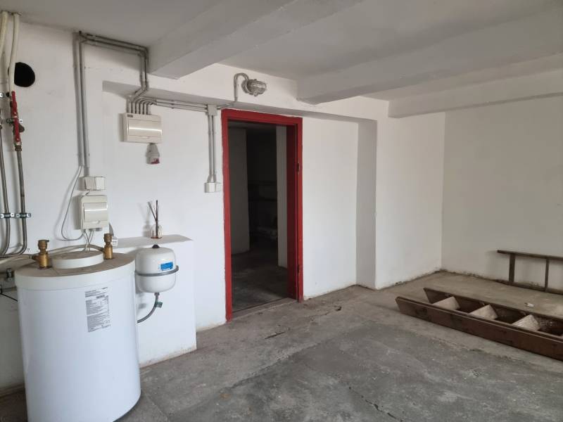 PREDAJ - 3 izbový dom v centre mesta, Nitra - Technická miestnosť v rodinnom dome so zásobníkom na vodu a elektrickým rozvodom.