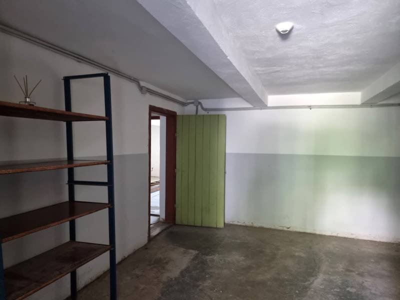 PREDAJ - 3 izbový dom v centre mesta, Nitra - Jedna z miestností v rodinnom dome s policami a zelenými dverami.