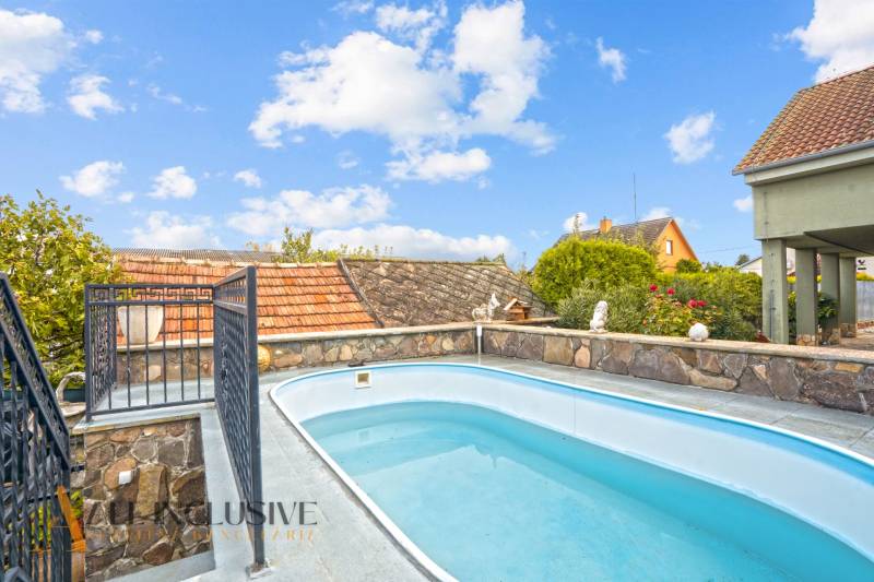 NA PREDAJ 5+2 IZBOVÝ RD PRI KÚPALISKU, DUNAJSKÁ STREDA - Bazén a kamenný plot pri rodinnom dome na Kúpeľnej ulici v Dunajskej Strede.