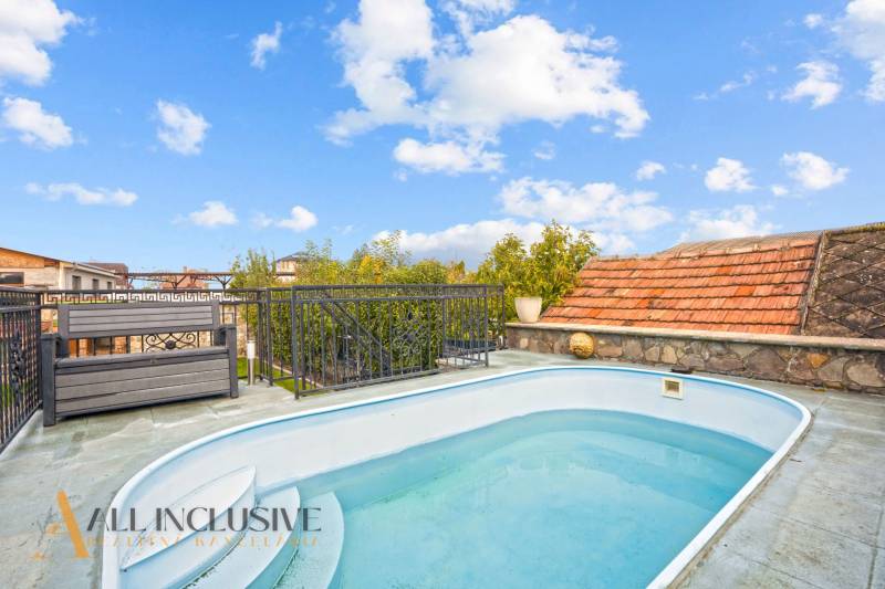 NA PREDAJ 5+2 IZBOVÝ RD PRI KÚPALISKU, DUNAJSKÁ STREDA - Bazén na terase rodinného domu na Kúpeľnej ulici v Dunajskej Strede.