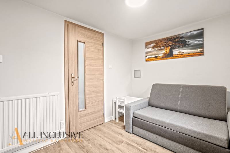 NA PREDAJ 5+2 IZBOVÝ RD PRI KÚPALISKU, DUNAJSKÁ STREDA - Obývacia izba v rodinnom dome s pohovkou, stolíkom a podlahou s dreveným dekorom.