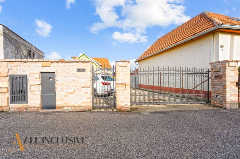 NA PREDAJ 5+2 IZBOVÝ RD PRI KÚPALISKU, DUNAJSKÁ STREDA - Rodinný dom na Kúpeľnej ulici v Dunajskej Strede s bránou a dláždeným dvorom.