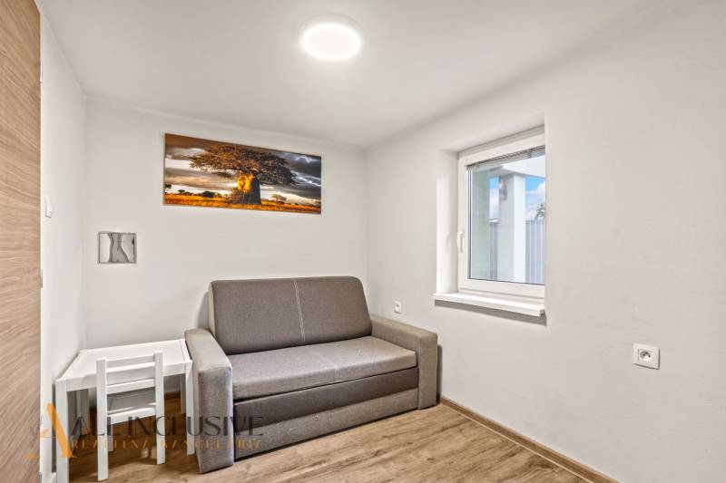 NA PREDAJ 5+2 IZBOVÝ RD PRI KÚPALISKU, DUNAJSKÁ STREDA - Izba rodinného domu s pohovkou, obrazom stromu a podlahou s dreveným dekorom.