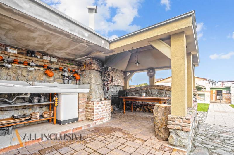 NA PREDAJ 5+2 IZBOVÝ RD PRI KÚPALISKU, DUNAJSKÁ STREDA - Exteriér rodinného domu na Kúpeľnej ulici v Dunajskej Strede, vonkajšia kuchyňa s posedením.