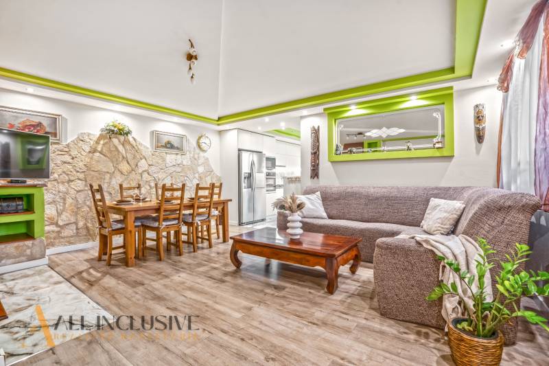 NA PREDAJ 5+2 IZBOVÝ RD PRI KÚPALISKU, DUNAJSKÁ STREDA - Obývacia izba v rodinnom dome s kamennou stenou a podlahou s dreveným dekorom.