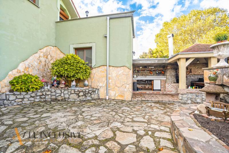 NA PREDAJ 5+2 IZBOVÝ RD PRI KÚPALISKU, DUNAJSKÁ STREDA - Rodinný dom na Kúpeľnej ulici v Dunajskej Strede s kamennou dlažbou a záhradnou kuchyňou.