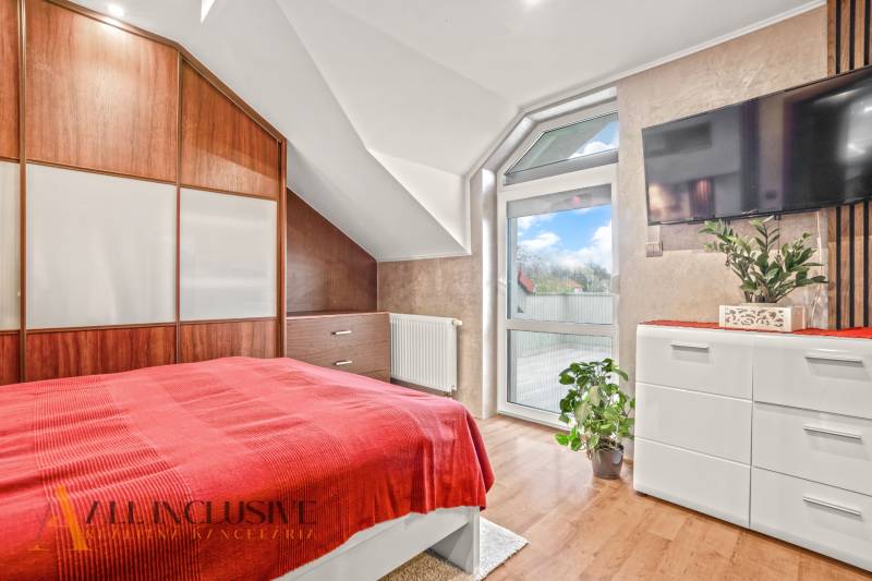 NA PREDAJ 5+2 IZBOVÝ RD PRI KÚPALISKU, DUNAJSKÁ STREDA - Spálňa v rodinnom dome s posteľou, skriňou a podlahou s dreveným dekorom.