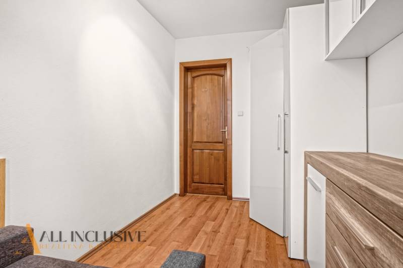 NA PREDAJ 5+2 IZBOVÝ RD PRI KÚPALISKU, DUNAJSKÁ STREDA - Interiér rodinného domu s podlahou s dreveným dekorom a drevenými dverami.