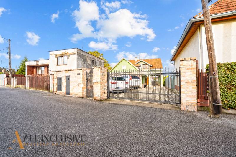 NA PREDAJ 5+2 IZBOVÝ RD PRI KÚPALISKU, DUNAJSKÁ STREDA - Rodinný dom na Kúpeľnej ulici v Dunajskej Strede s bránou a príjazdovou dráhou.