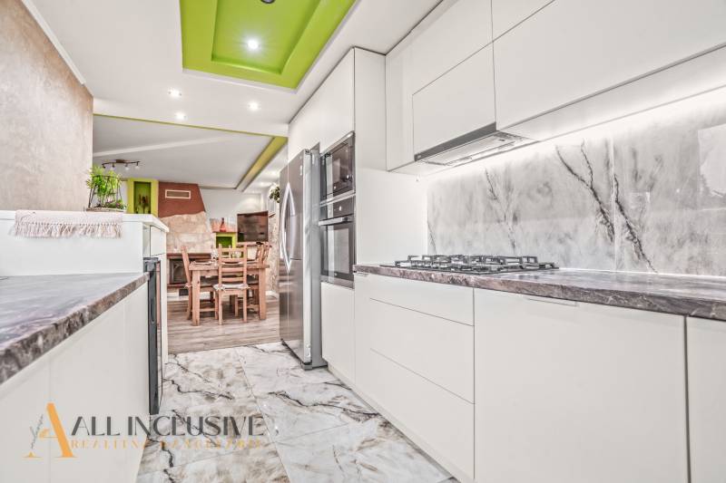 NA PREDAJ 5+2 IZBOVÝ RD PRI KÚPALISKU, DUNAJSKÁ STREDA - Kuchyňa Rodinného domu s bielymi skrinkami, kamennou doskou a dekoratívnym stropom.