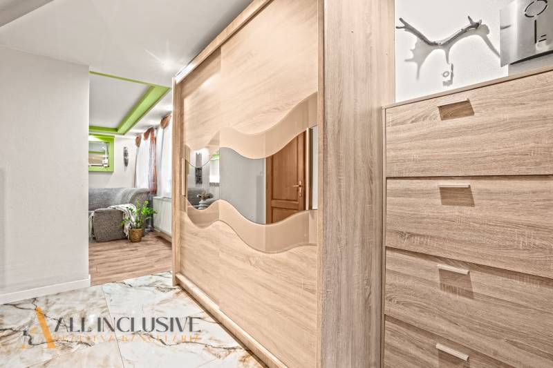 NA PREDAJ 5+2 IZBOVÝ RD PRI KÚPALISKU, DUNAJSKÁ STREDA - V rodinnom dome vidieť šatník so zrkadlom a podlahu s dreveným dekorom.