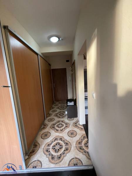 MH279-Na predaj 1 izbový byt v oblúbenej lokalite Komárna! - Úzka chodba vo 1-izbovom byte s výraznou dlažbou a posuvnými skriňami.