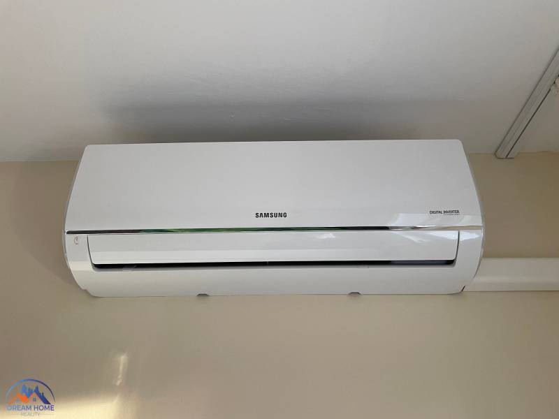 MH279-Na predaj 1 izbový byt v oblúbenej lokalite Komárna! - Klimatizácia na stene je súčasťou vybavenia 1-izbového bytu.