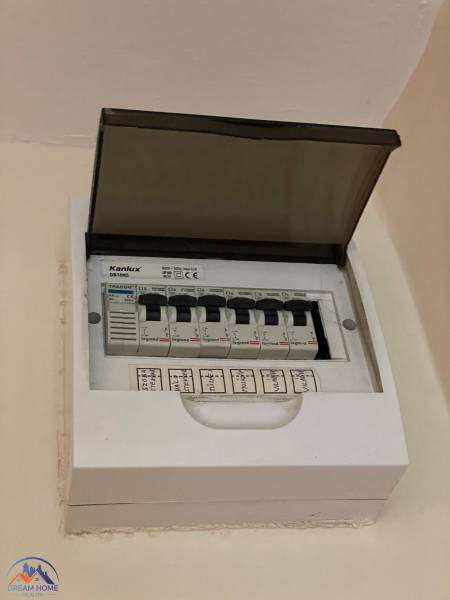 MH279-Na predaj 1 izbový byt v oblúbenej lokalite Komárna! - Elektrický rozvádzač s otvoreným krytom a označenými ističmi v 1-izbovom byte.