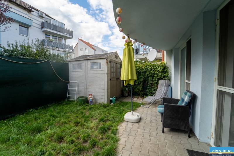 Na predaj útulný 2 izbový byt so zahradkou Svätý Jur 165.000,- Eur - Záhrada pri 2-izbovom byte na Pannónskej ulici v Svätom Jure s terasou a altánkom.