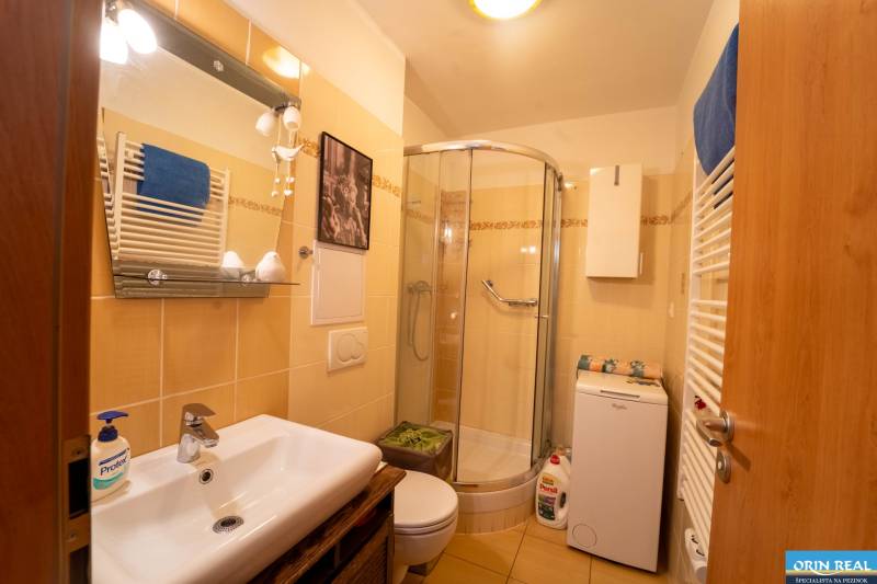 Na predaj útulný 2 izbový byt so zahradkou Svätý Jur 165.000,- Eur - Kúpeľňa v 2-izbovom byte s kachličkami, sprchovým kútom a umývadlom.