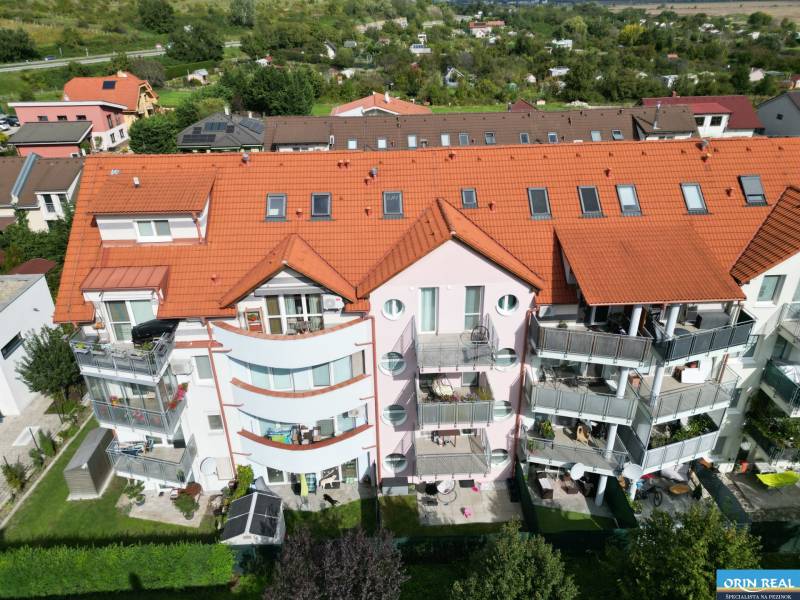 Na predaj útulný 2 izbový byt so zahradkou Svätý Jur 165.000,- Eur - Bytový dom s balkónmi na Pannónskej ulici, Svätý Jur, ponúkajúci 2-izbový byt.