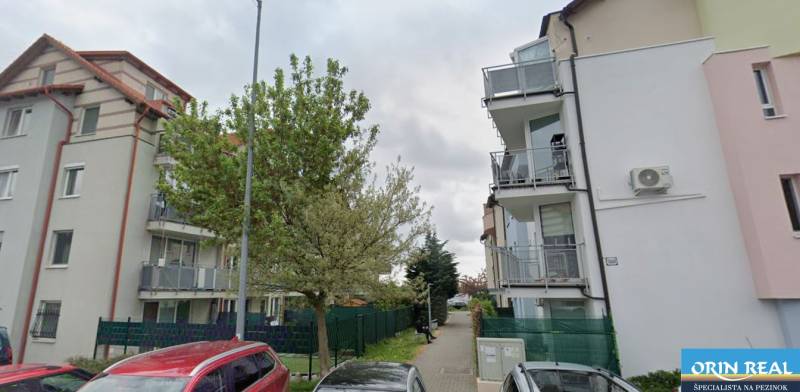 Na predaj útulný 2 izbový byt so zahradkou Svätý Jur 165.000,- Eur - Ulica Pannónska v Svätom Jure so stromami a bytovými domami.