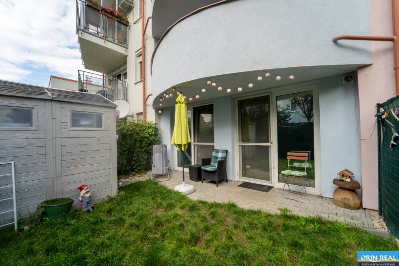 Na predaj útulný 2 izbový byt so zahradkou Svätý Jur 165.000,- Eur - Záhrada 2-izbového bytu na Pannónskej ulici v Svätom Jure s terasou a prístreškom.