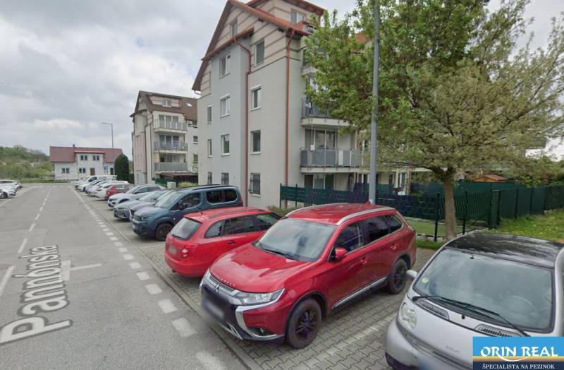 Na predaj útulný 2 izbový byt so zahradkou Svätý Jur 165.000,- Eur - Parkovanie na Pannónskej v Svätom Jure, pred obytným domom s balkónmi.