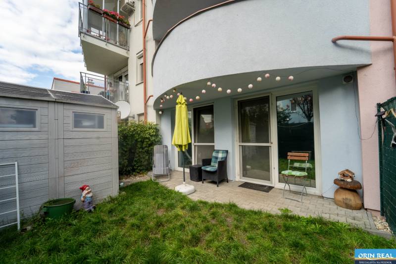 Na predaj útulný 2 izbový byt so zahradkou Svätý Jur 165.000,- Eur - Záhradka pri 2-izbovom byte na Pannónskej ulici v Svätom Jure so záhradným posedením.