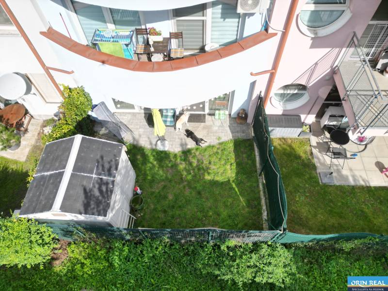 Na predaj útulný 2 izbový byt so zahradkou Svätý Jur 165.000,- Eur - Dvor pri 2-izbovom byte na Pannónskej ulici v Svätom Jure s trávnikom a terasou.