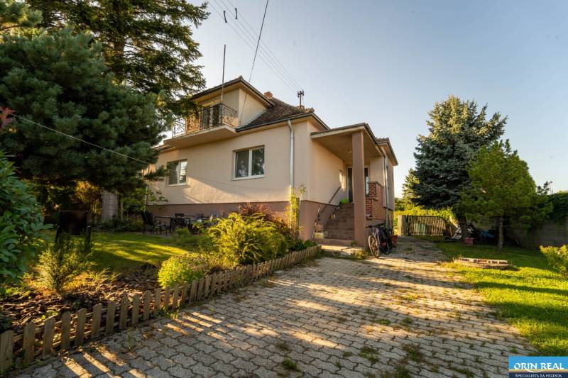 Na predaj rodinný dom s rozľahlým pozemkom 1788m2 MODRA - Rodinný dom na Podhorskej ulici v Modre s upravenou záhradou a terasou.
