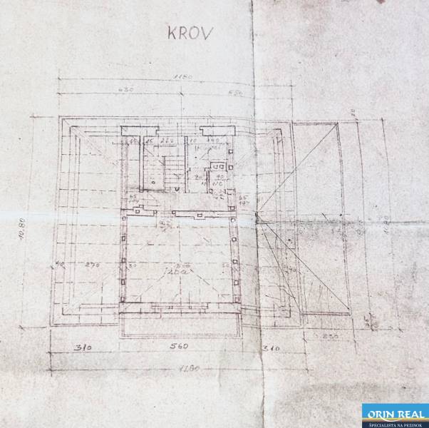 Na predaj rodinný dom s rozľahlým pozemkom 1788m2 MODRA - Náčrt krovu rodinného domu s podrobnými rozmermi a usporiadaním miestností.