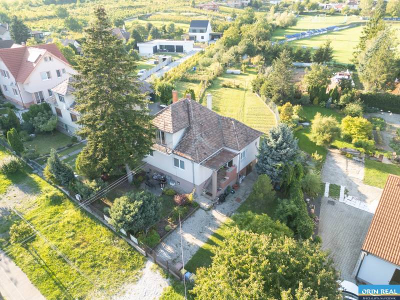Na predaj rodinný dom s rozľahlým pozemkom 1788m2 MODRA - Rodinný dom na Podhorskej v Modre obklopený záhradou a stromami.