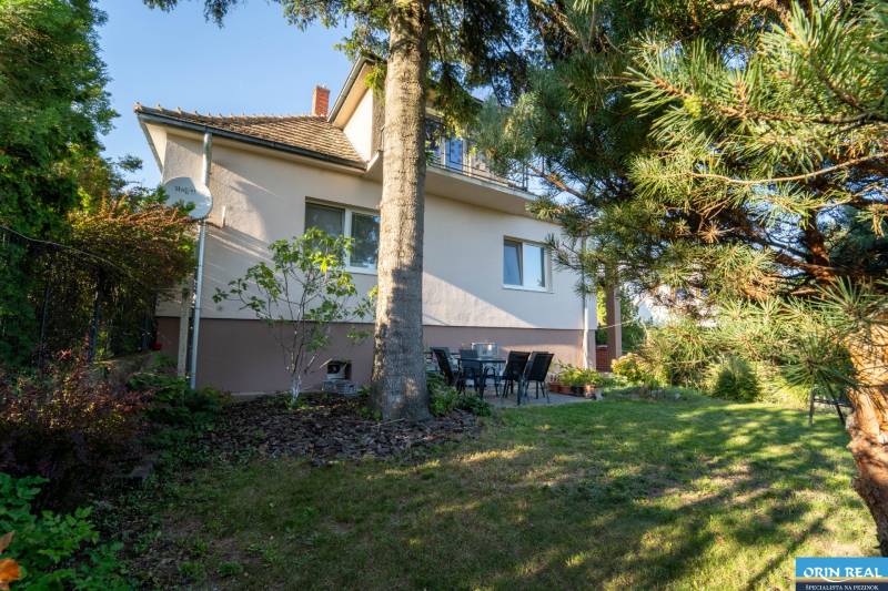 Na predaj rodinný dom s rozľahlým pozemkom 1788m2 MODRA - Rodinný dom na Podhorskej ulici v Modre s terasou a záhradou obklopenou zeleňou.