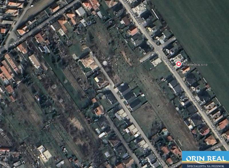 Pozemok vhodný na radovú výstavbu Chorvátsky Grob 1.044m2 - Letecký pohľad na pozemky - bývanie v Chorvátskom Grobe na ulici Pod vinicami.