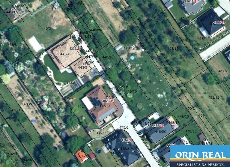 Pozemok vhodný na radovú výstavbu Chorvátsky Grob 1.044m2 - Letecký pohľad na parceláciu a výstavbu v Chorvátskom Grobe na ulici Pod vinicami.