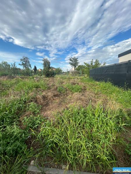 Pozemok vhodný na radovú výstavbu Chorvátsky Grob 1.044m2 - Pozemky - bývanie v Chorvátskom Grobe, Pod vinicami, s výhľadom na zeleň a oblohu.