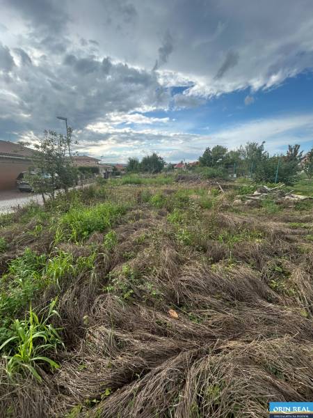 Pozemok vhodný na radovú výstavbu Chorvátsky Grob 1.044m2 - Pozemok na bývanie v Chorvátskom Grobe na ulici Pod vinicami, zarastený trávou.