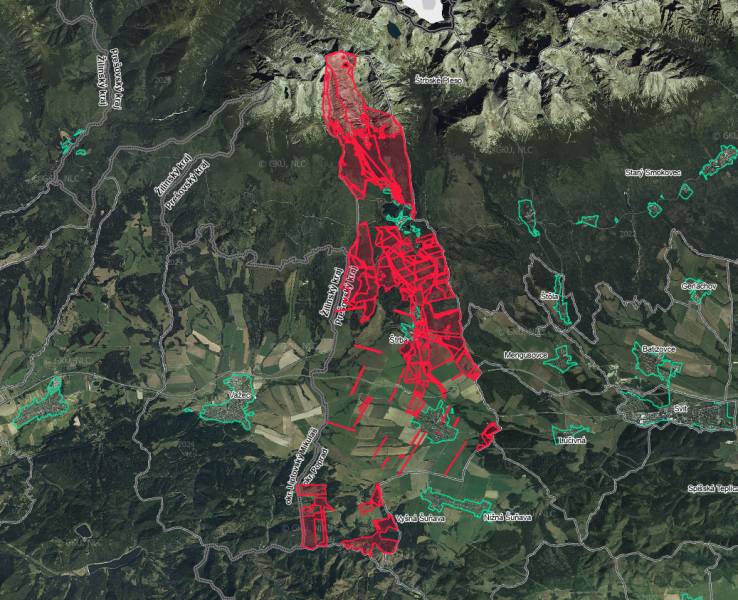 Štrba, Štrbské Pleso – 2.280 m2 LESOV (Urbáru) - Satelitná mapa s vyznačenými poľnohospodárskymi a lesnými pozemkami v okolí Štrby.
