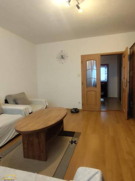 Rezervovany!!! Predaj: 3-izbový byt Čadca - Okružná, - Obývacia izba s podlahou s dreveným dekorom, stolíkom a dvoma pohovkami, 3-izbový byt.