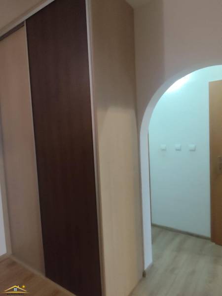 Rezervovany!!! Predaj: 3-izbový byt Čadca - Okružná, - Vstavaná skriňa a podlaha s dreveným dekorom v 3-izbovom byte.