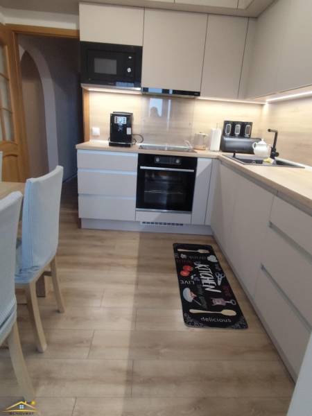 Rezervovany!!! Predaj: 3-izbový byt Čadca - Okružná, - Kuchyňa s podlahou s dreveným dekorom v 3-izbovom byte, s moderným vybavením a dekorom.