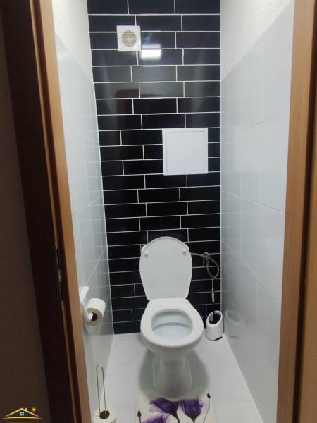 Rezervovany!!! Predaj: 3-izbový byt Čadca - Okružná, - Toaleta s čiernym obkladom v 3-izbovom byte, doplnená bielym sanitárnym vybavením.