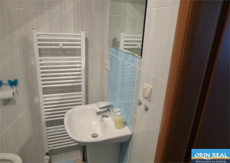 Na predaj 2 izbový byt s parkovacím státím Zemplínska ul. - Kúpeľňa s umývadlom, zrkadlom a rebríkovým radiátorom v 2-izbovom byte.