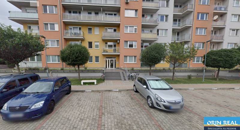 Na predaj 2 izbový byt s parkovacím státím Zemplínska ul. - Bytový dom na Zemplínskej ulici v Senci s parkoviskom a stromovou alejou pred vchodom do budovy.