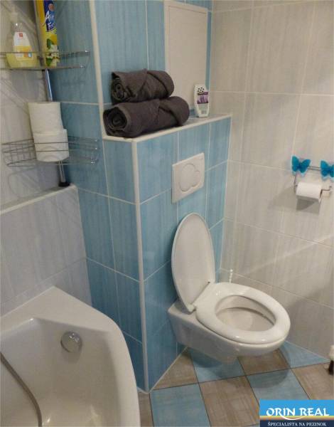 Na predaj 2 izbový byt s parkovacím státím Zemplínska ul. - Kúpeľňa v 2-izbovom byte so svetlomodrými obkladačkami, toaletou a vaňou.