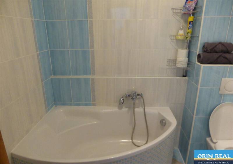 Na predaj 2 izbový byt s parkovacím státím Zemplínska ul. - Kúpeľňa v 2-izbovom byte s rohovou vaňou a modrými obkladačkami.