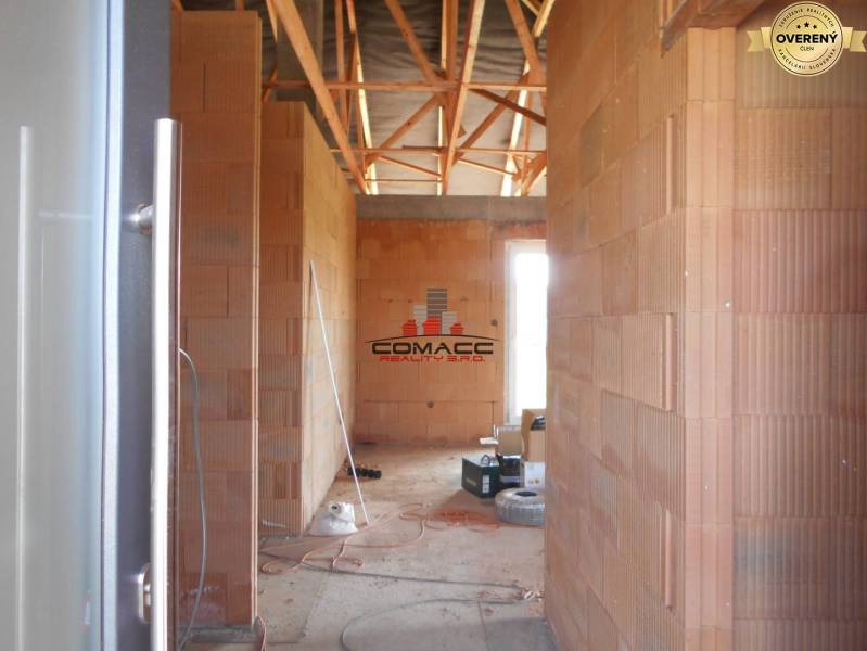 Výstavba inteligentného 4 izbového bungalovu v NM a okolí - V rozostavanom rodinnom dome na ulici Nové Mesto nad Váhom sú tehlové steny.