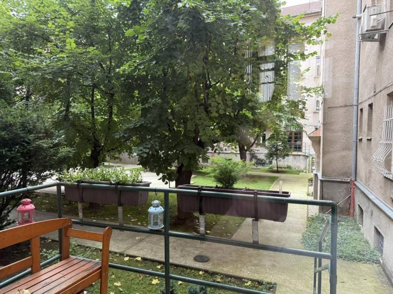 Novinka: Praktický byt v širšom centre. Mestská ul. Províziu neplatíte - Záhrada s lavičkou a lampášmi pri 2-izbovom byte na Mestskej ulici v Bratislave.