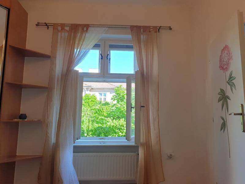 Novinka: Praktický byt v širšom centre. Mestská ul. Províziu neplatíte - Svetlý interiér 2-izbového bytu s dekoratívnymi závesmi a výhľadom na zeleň vonku.