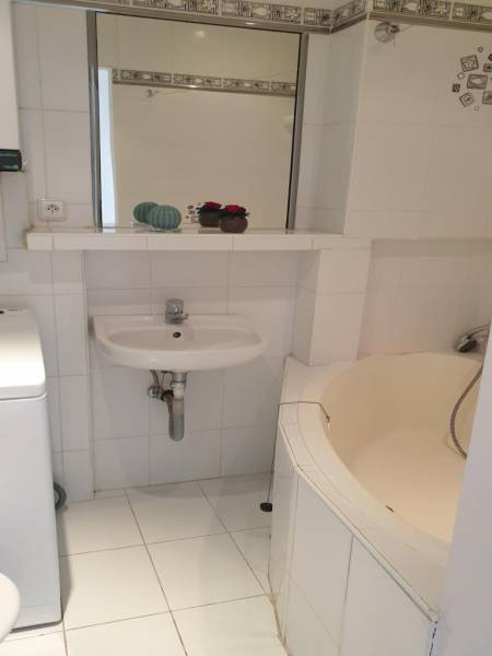 Novinka: Praktický byt v širšom centre. Mestská ul. Províziu neplatíte - Kúpeľňa v 2-izbovom byte s vaňou, umývadlom a práčkou, jednoduchý biely dizajn.