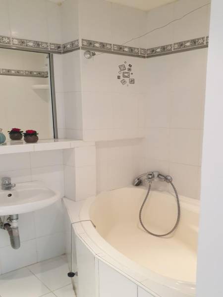 Novinka: Praktický byt v širšom centre. Mestská ul. Províziu neplatíte - Kúpeľňa s vaňou a umývadlom v 2-izbovom byte, dekoratívne obklady.